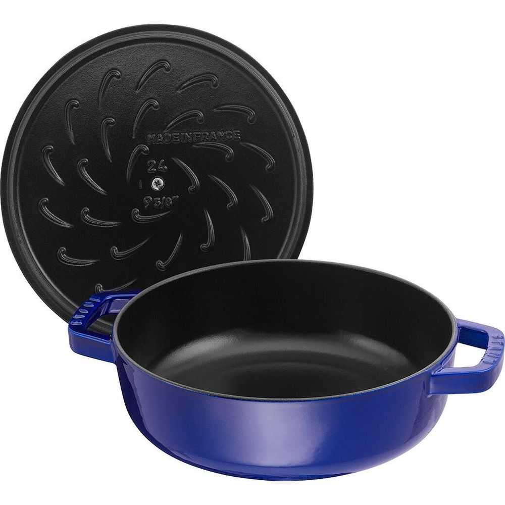 Blaue Gusseisenpfanne mit schwarzem Deckel. "Made in France" steht auf dem Deckel.