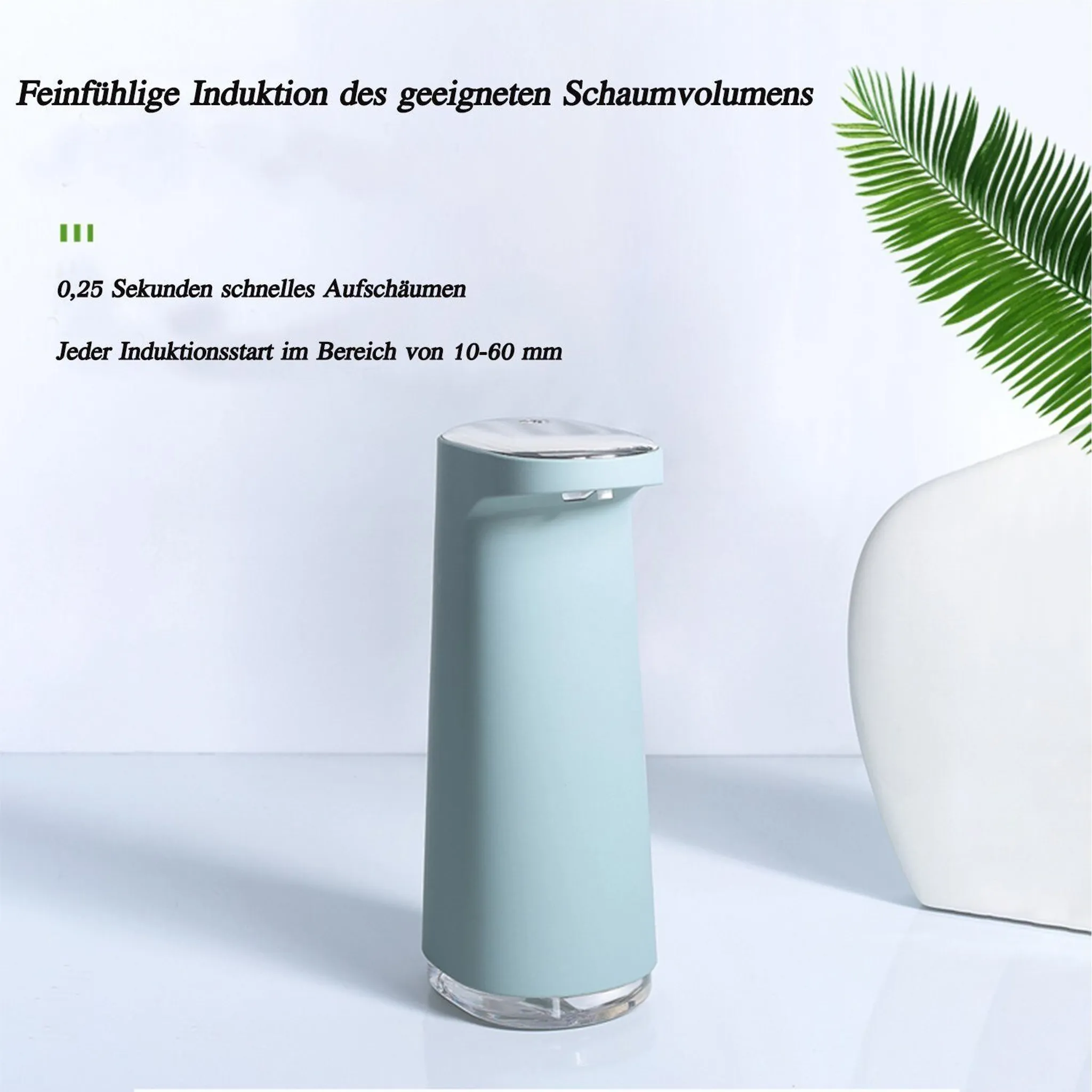 Ein hellgrüner Seifenspender mit klarem Boden steht neben einer weißen Vase und einem Palmblatt.