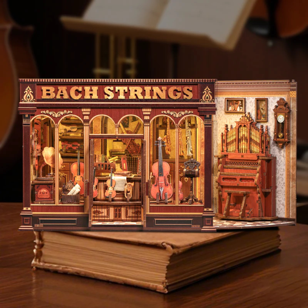 Boutique de musique miniature avec violons, orgue et gramophone sur un livre.