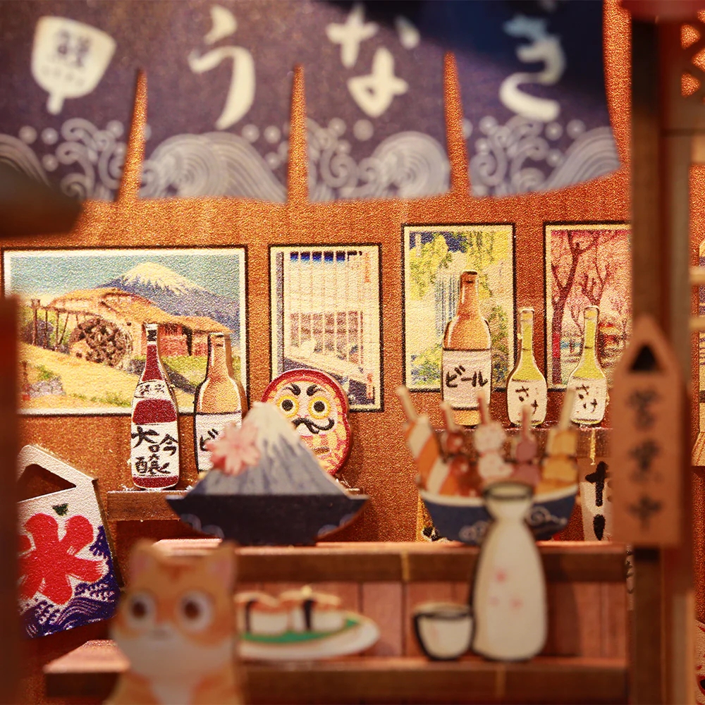 Boutique japonaise miniature avec bouteilles, nourriture et modèle du Fuji.