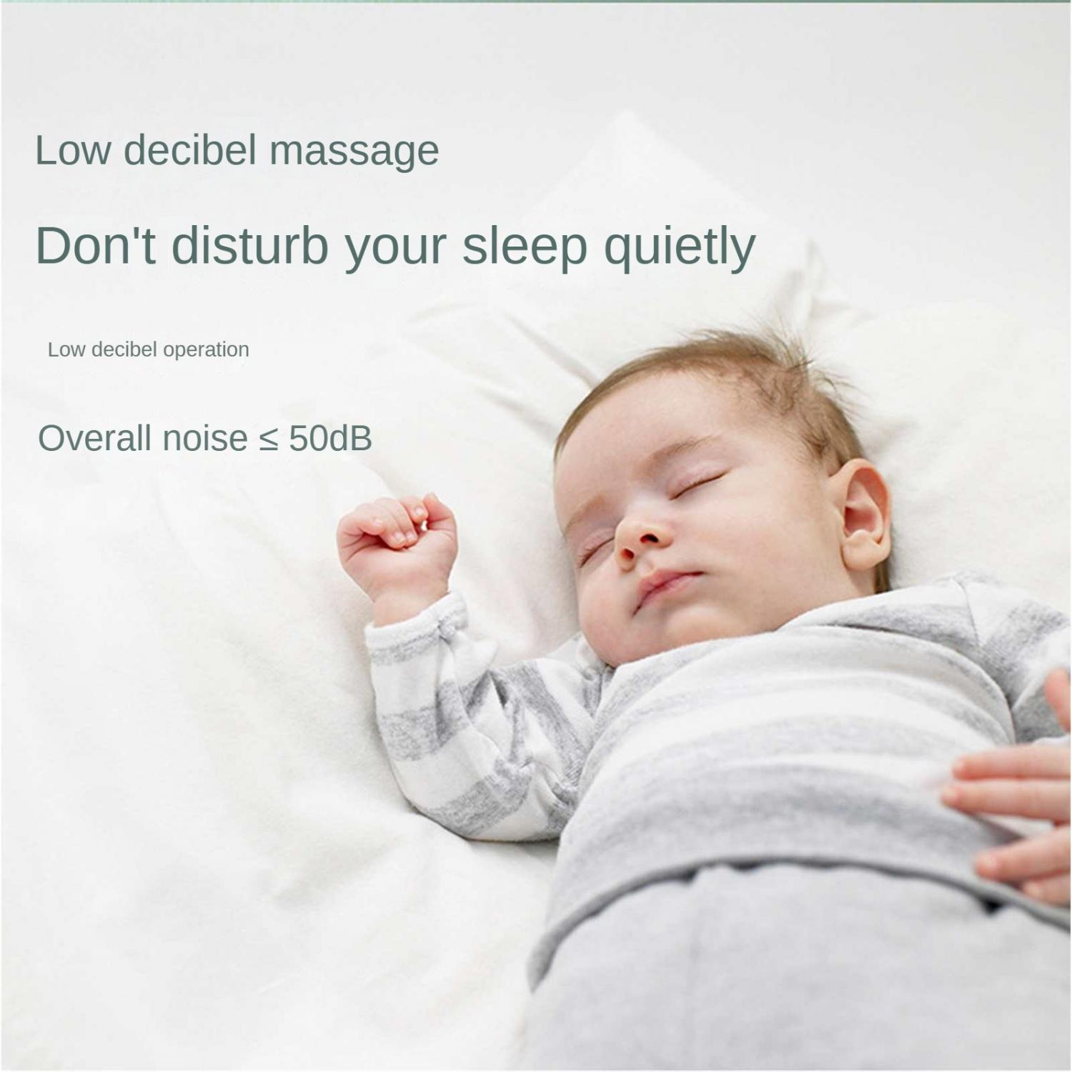 Ein Baby schläft auf einem weißen Kissen, leise Massage, Geräuschpegel unter 50dB.