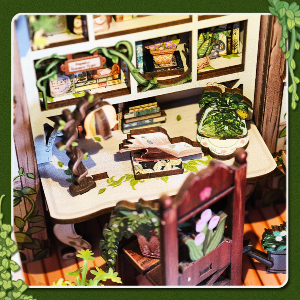 Miniaturzimmer mit Schreibtisch, Stuhl, Büchern, Pflanzen und Lampe. Detaillierte Regale.