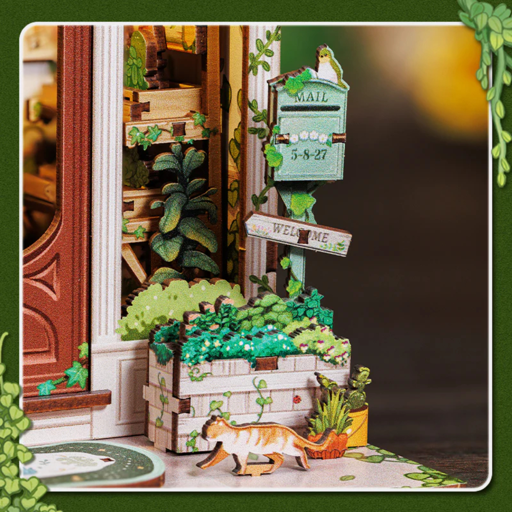 Eine Miniatur-Szene mit Katze, Briefkasten und Pflanzen an einer Tür.