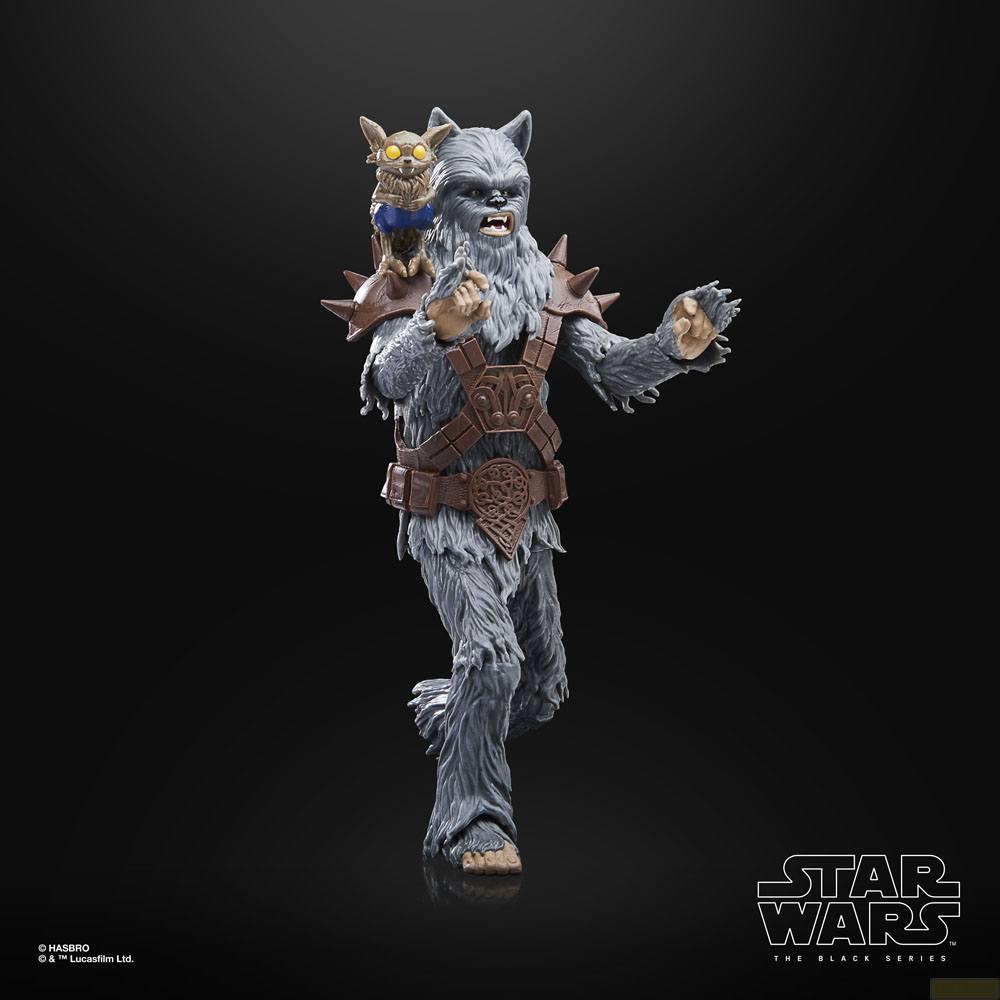 Figura de acción de Wookiee gris con arnés marrón y una criatura pequeña en el hombro.