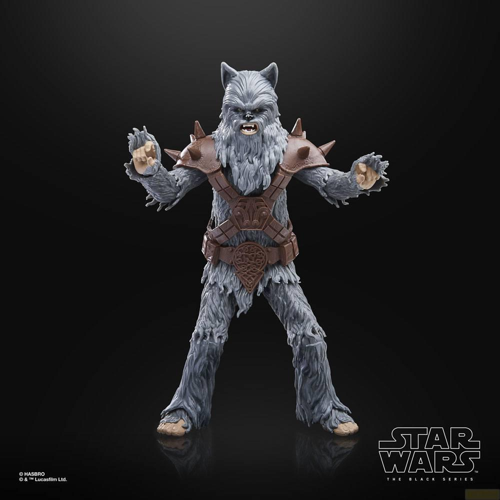 Figura wookiee gris con armadura marrón, de pie sobre fondo negro.