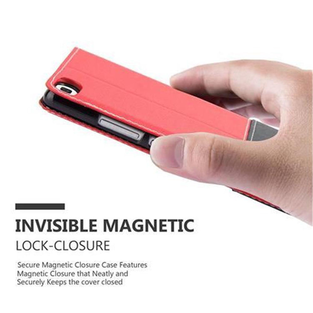 Una mano tiene una custodia rossa per telefono con chiusura magnetica.