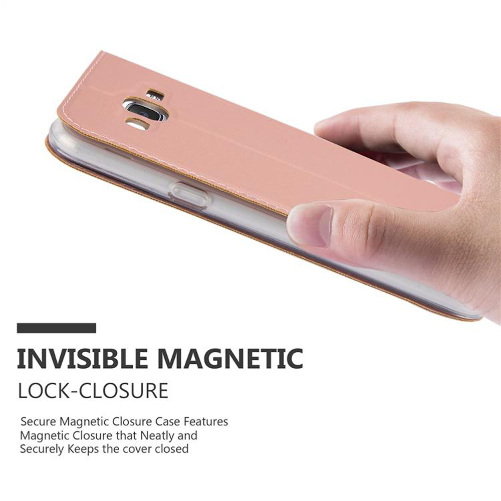 Una mano sostiene una funda de teléfono rosa con cierre magnético.