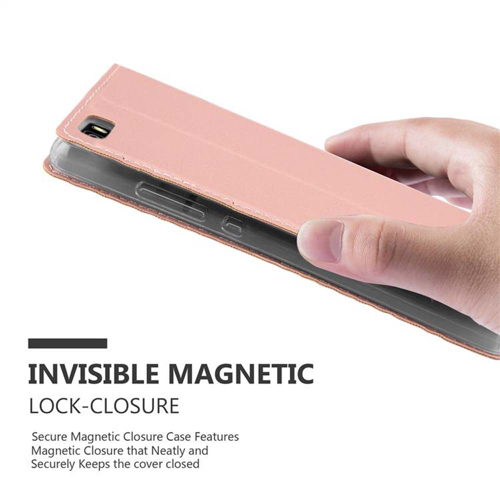 Una funda de teléfono rosa con cierre magnético, sostenida por una mano.