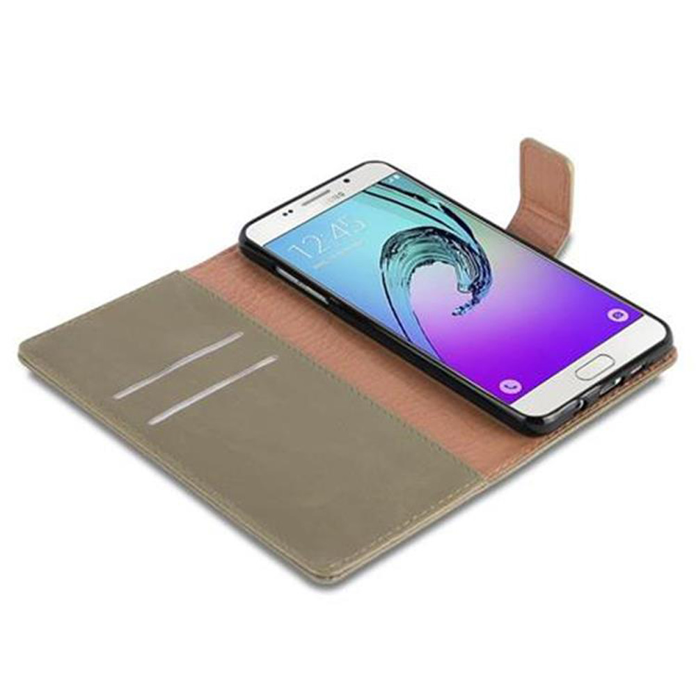 Un teléfono inteligente blanco con pantalla colorida descansa sobre una funda tipo billetera abierta marrón y beige.