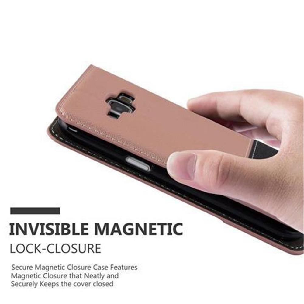Una mano tiene una custodia rosa per telefono con chiusura magnetica.