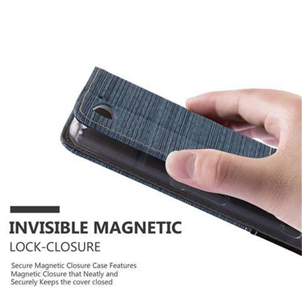 Una mano tiene una custodia blu per telefono con chiusura magnetica.