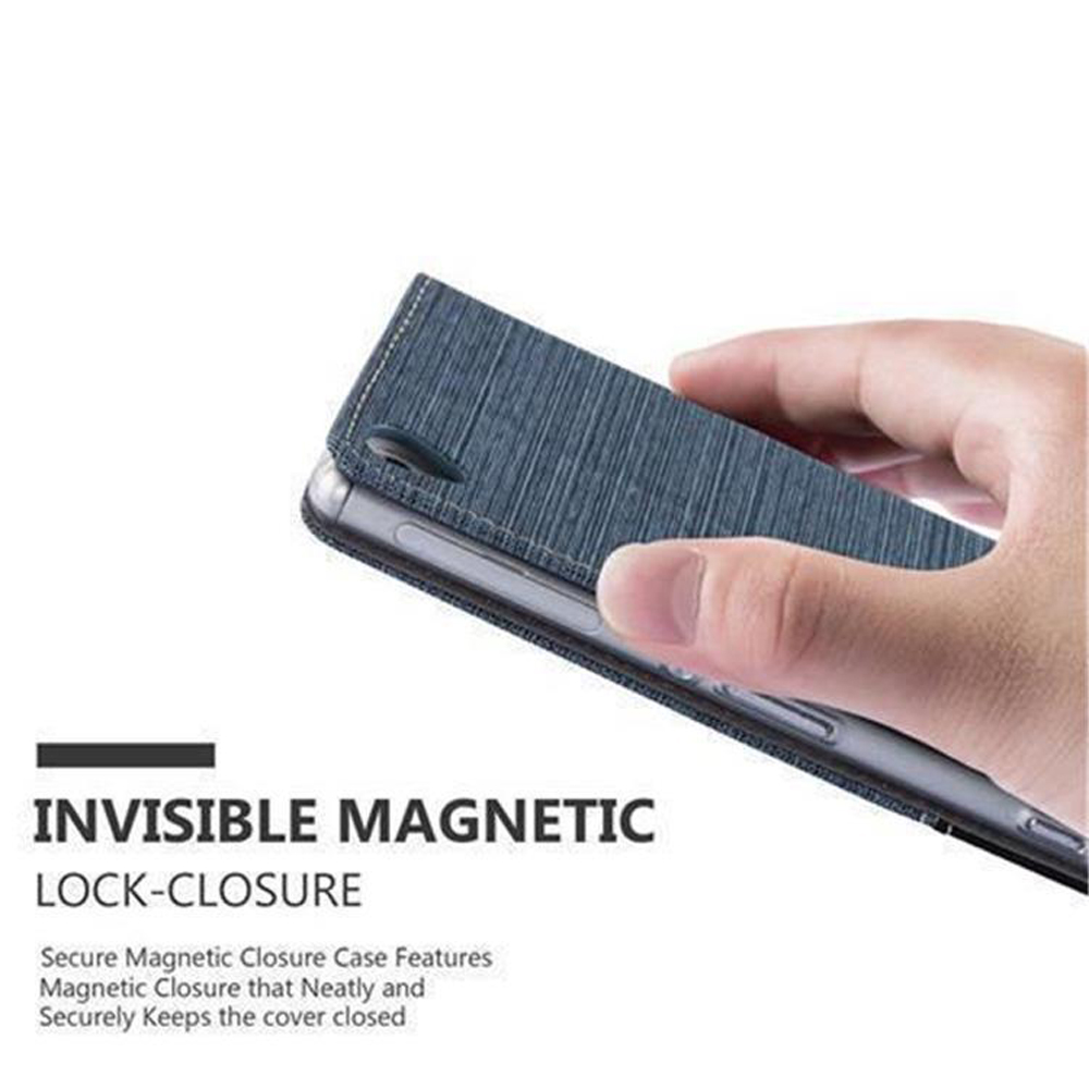 Una mano tiene una custodia per telefono blu con chiusura magnetica.