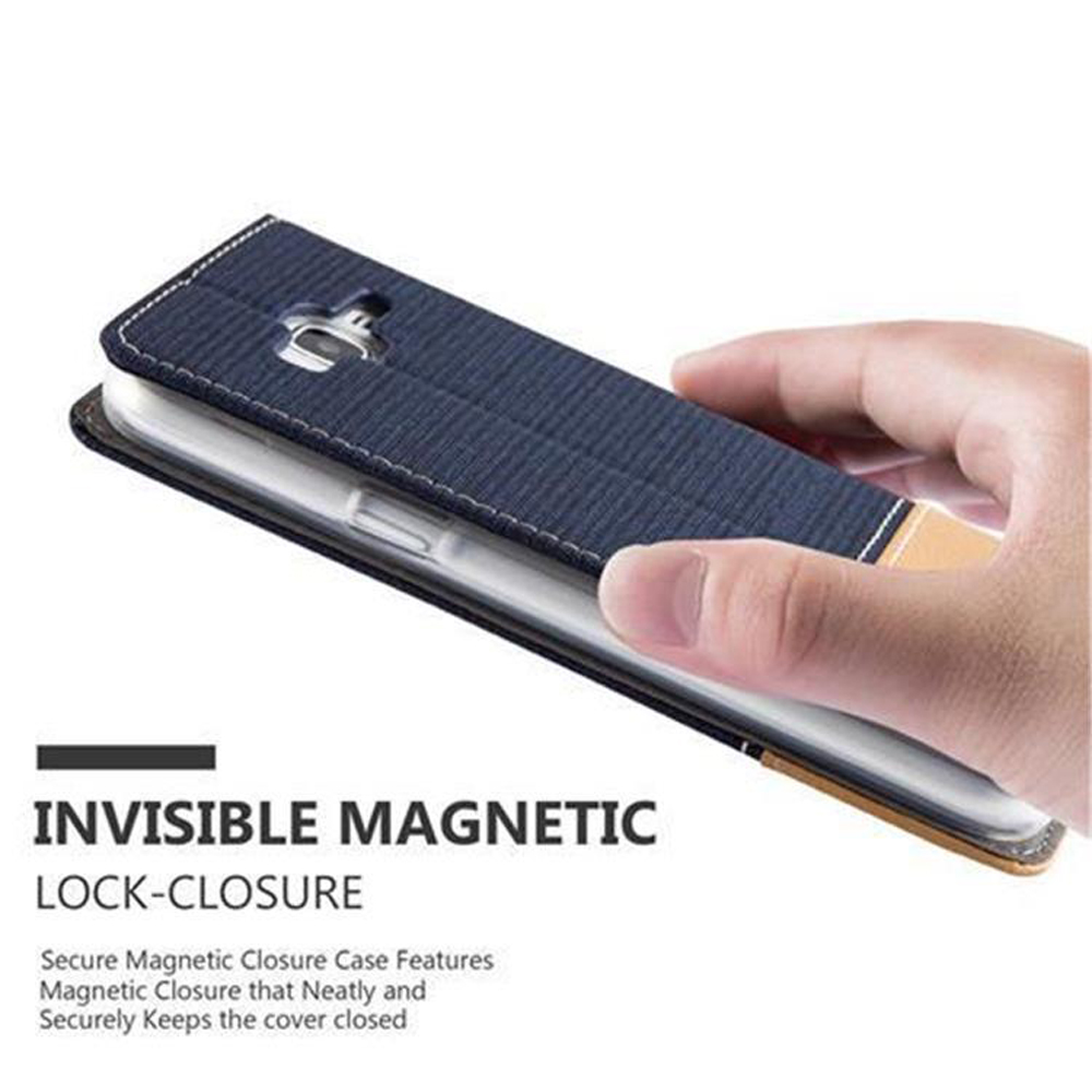 Una mano tiene una custodia per telefono blu testurizzata con chiusura magnetica.