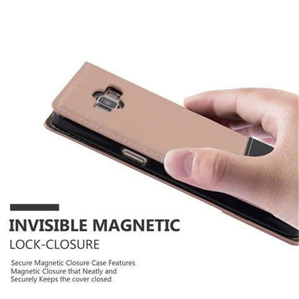 Eine Hand hält eine rosafarbene Handyhülle mit magnetischem Verschluss.