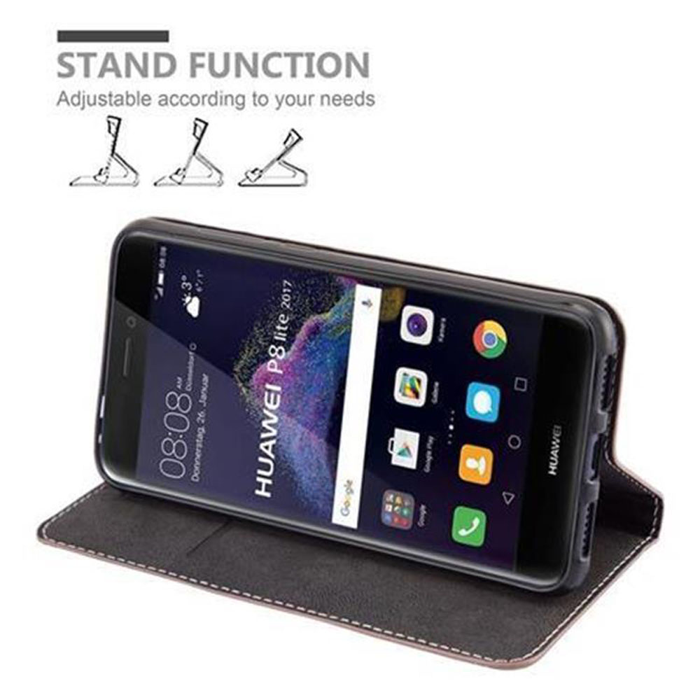Un teléfono Huawei P8 Lite 2017 negro en una funda abatible marrón que funciona como soporte.
