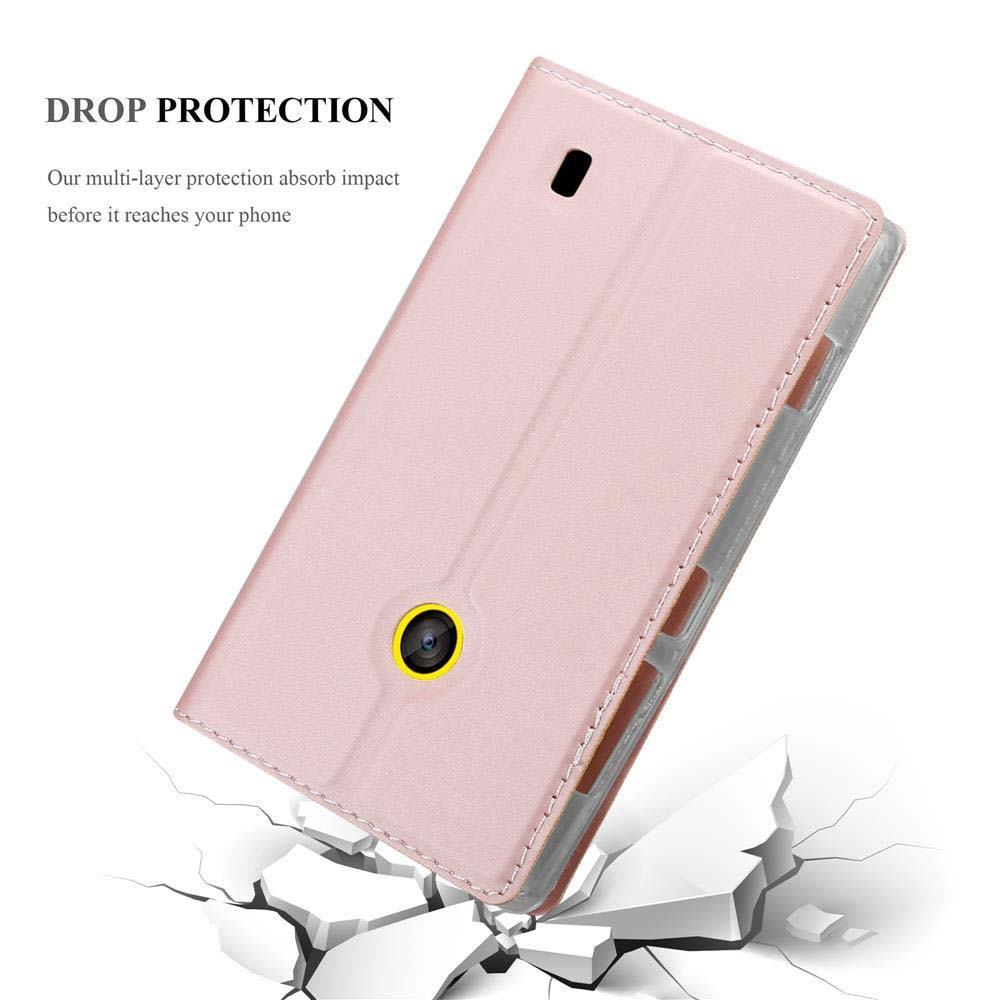 Funda rosa para teléfono con recorte de cámara sobre superficie blanca agrietada.