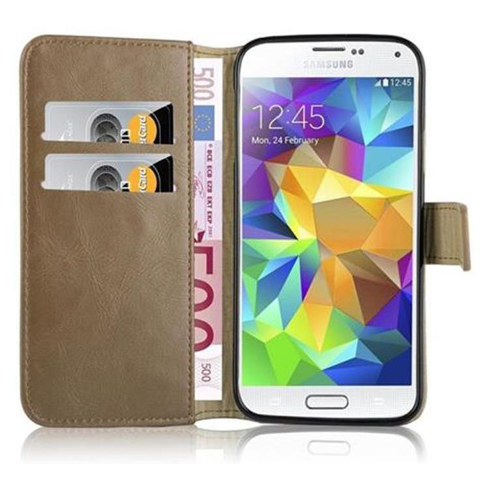 Funda tipo cartera marrón con ranuras para tarjetas, billetes y un smartphone con fondo colorido.