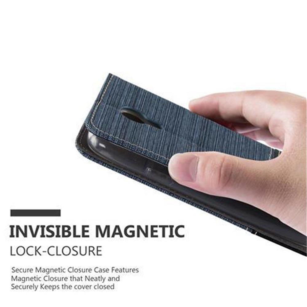 Mano sujetando funda de teléfono azul grisácea con cierre magnético.