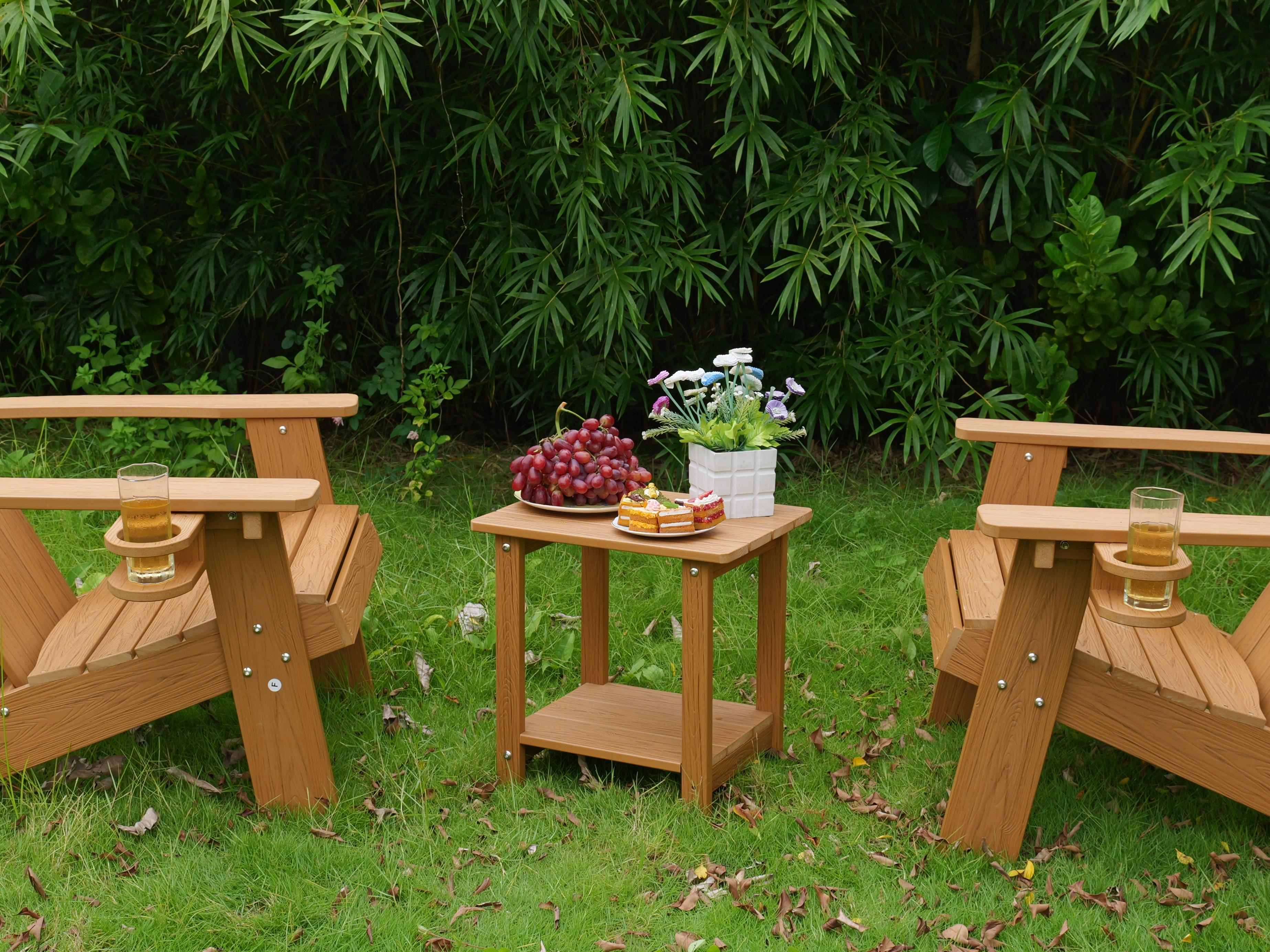 Zwei Holzstühle im Garten mit Getränken und Snacks auf einem Tisch.