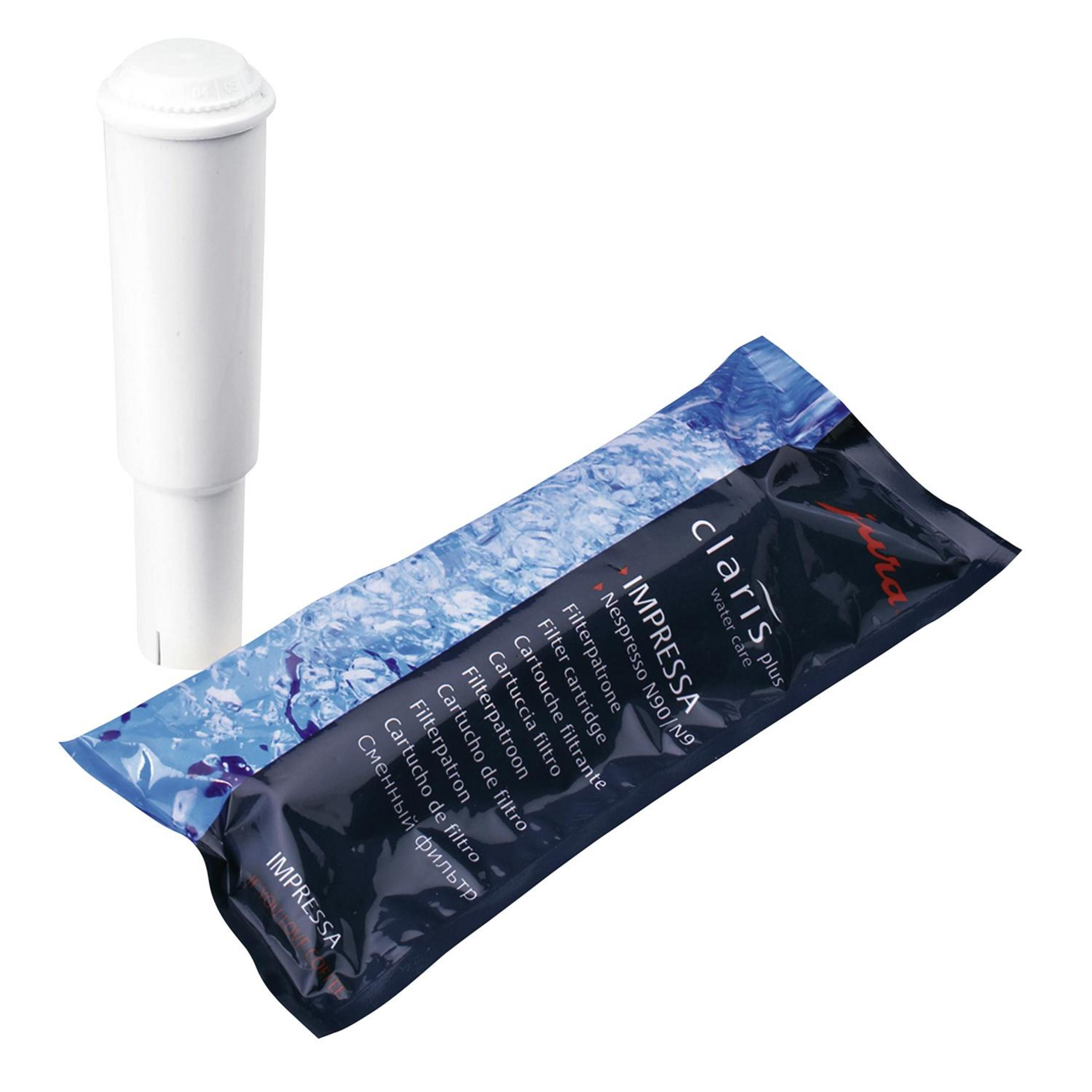 Un filtro dell'acqua bianco accanto alla sua confezione a motivo blu.