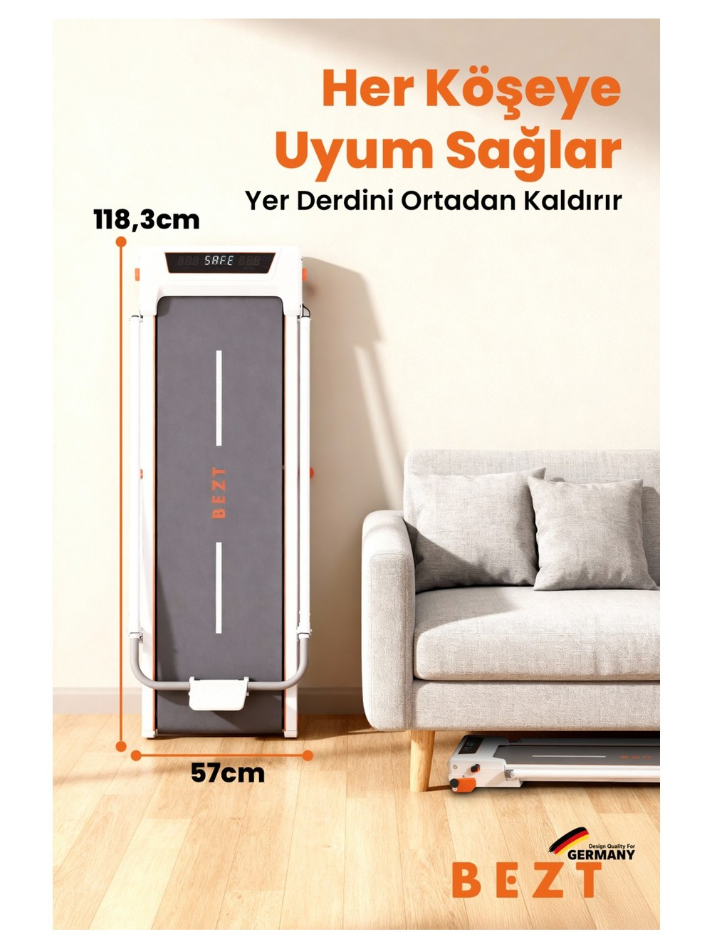 118,3 cm yüksekliğinde, 57 cm genişliğinde beyaz bir yürüme bandı kanepenin yanında duruyor.