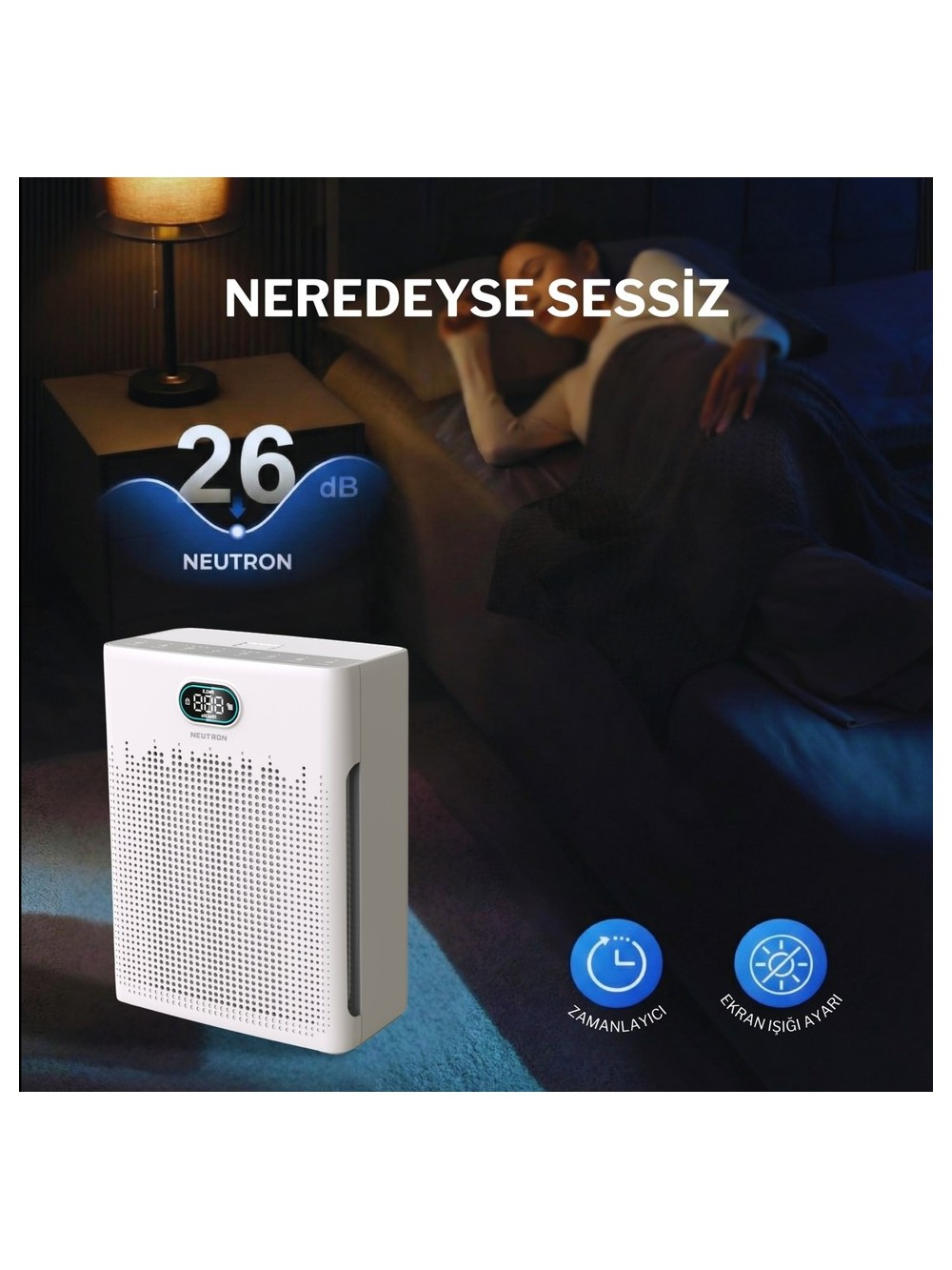 Bir kişinin uyuduğu yatağın yanında beyaz bir hava temizleyici duruyor. 26 dB.