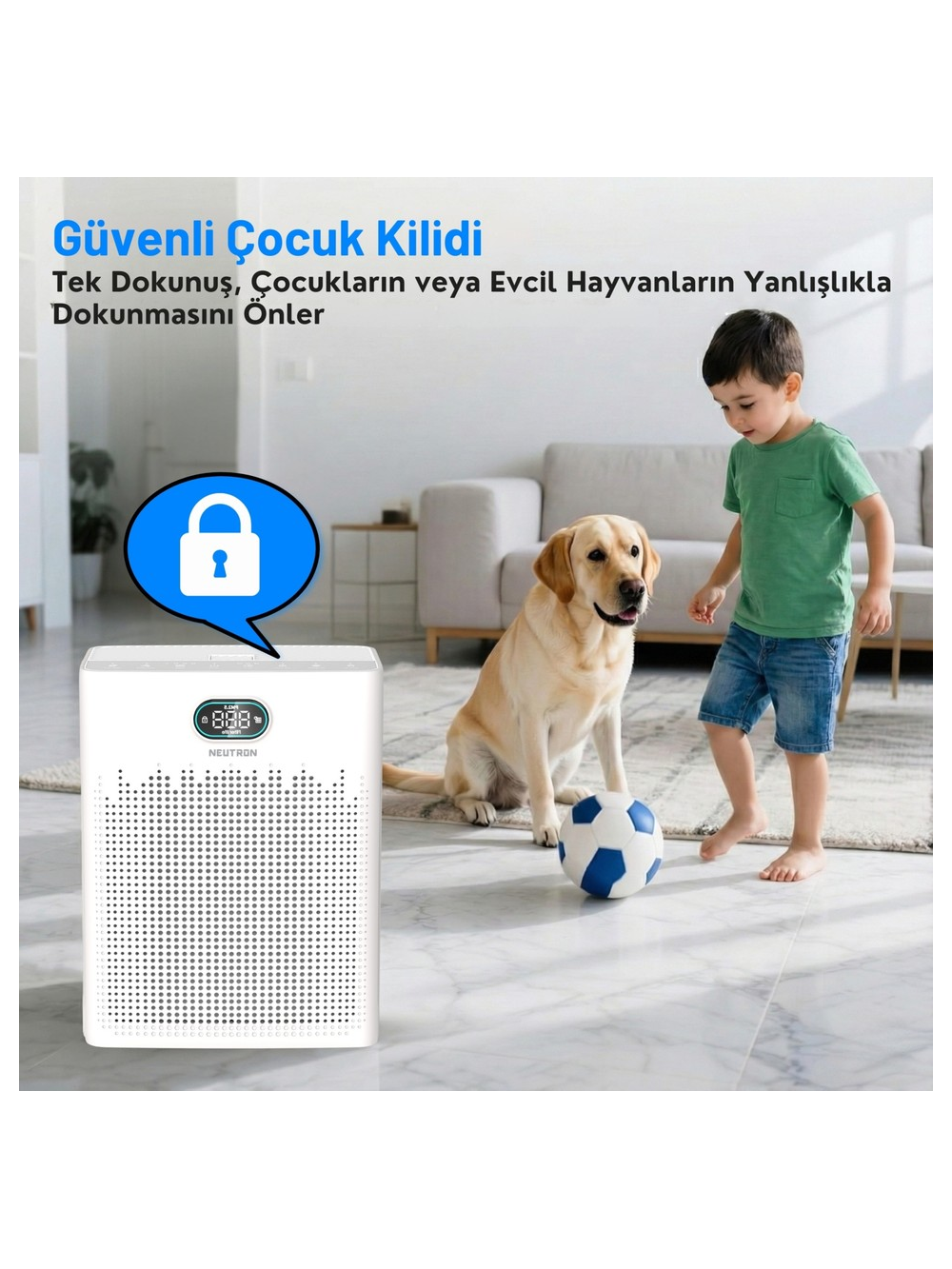 Bir çocuk ve köpek, beyaz bir hava temizleyicisinin yanında topla oynuyor.