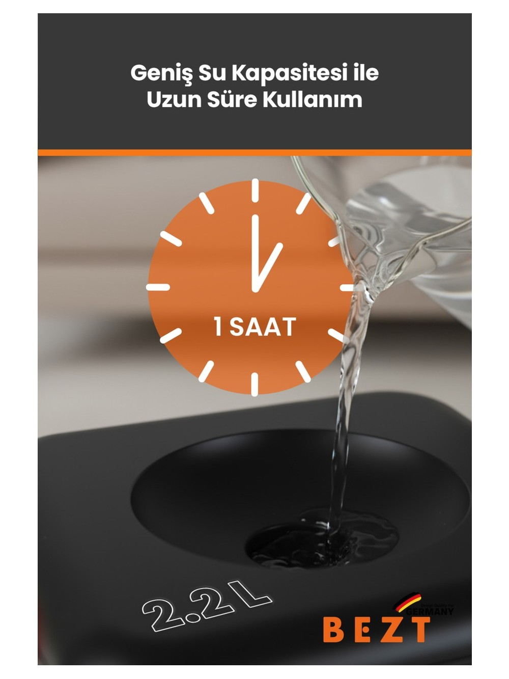Siyah bir kaba su dökülüyor. Turuncu bir kadran 1 saati gösteriyor.