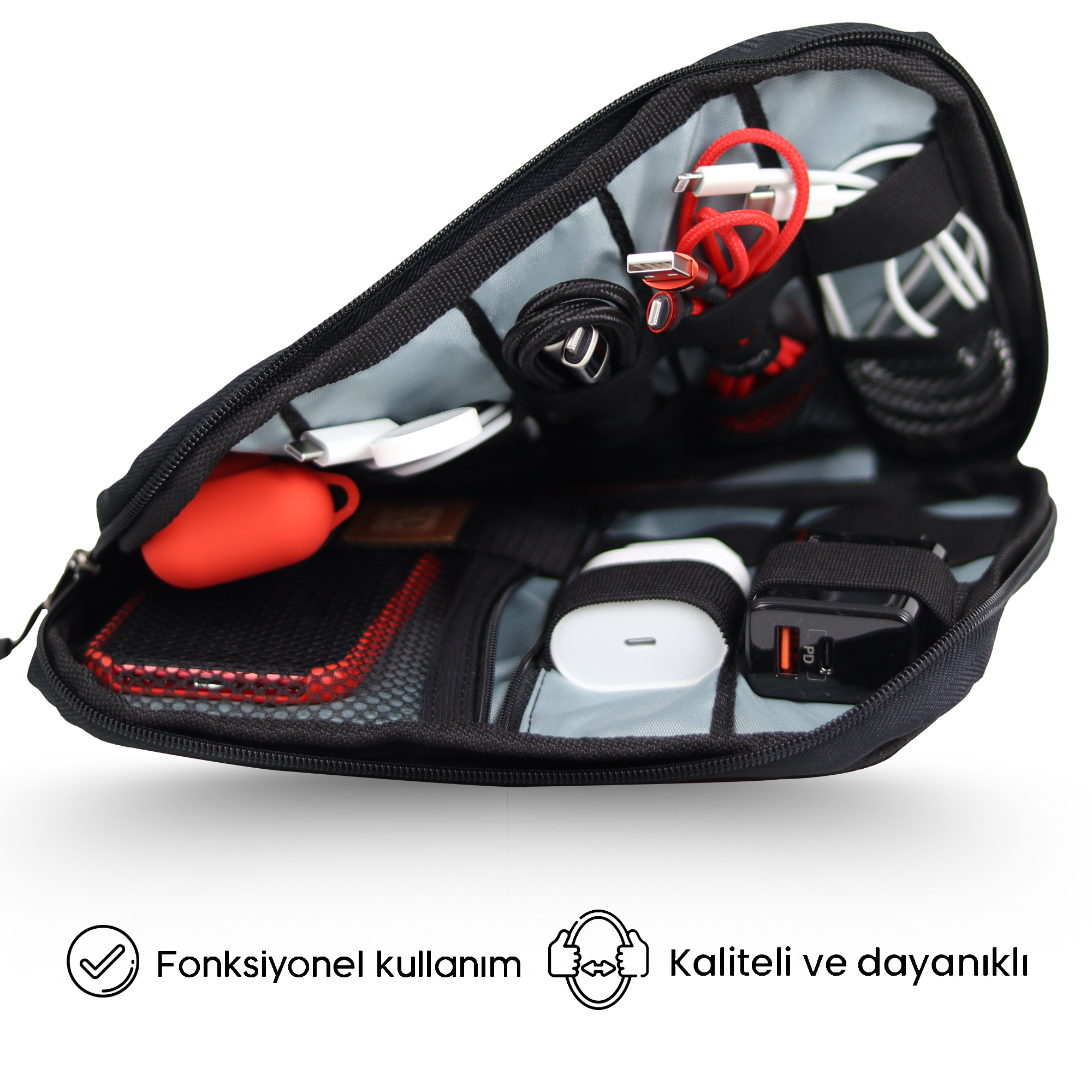 Çeşitli şarj kabloları, adaptör ve kulaklıklarla dolu siyah organizer çanta.