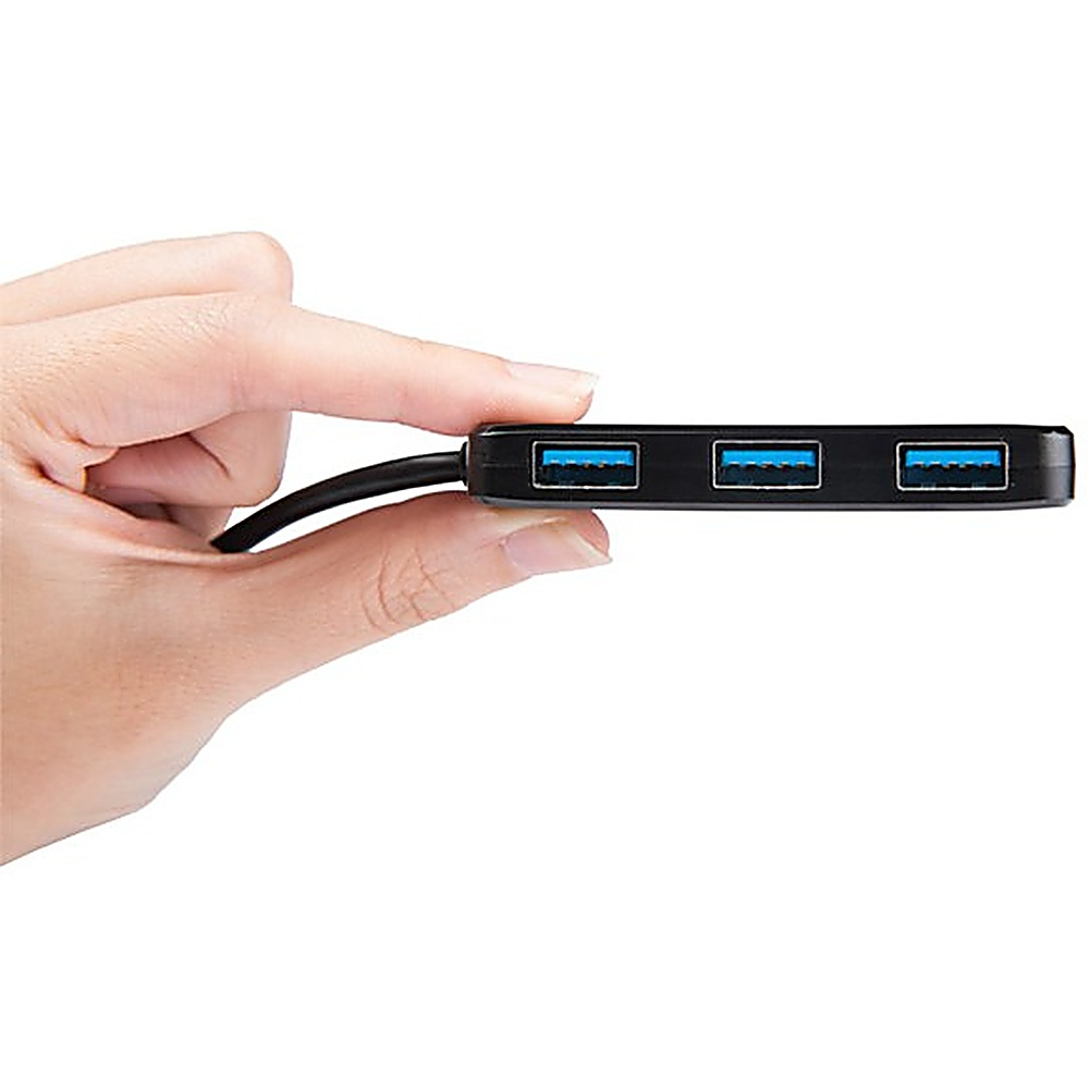 Bir el mavi portlu siyah USB hub tutuyor.