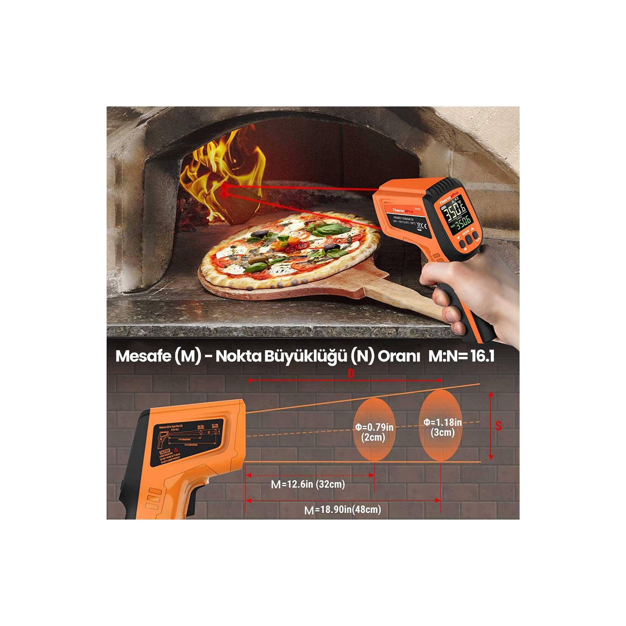 Turuncu bir kızılötesi termometre, odun ateşinde bir pizzayı ölçüyor. Ölçümler gösteriliyor.
