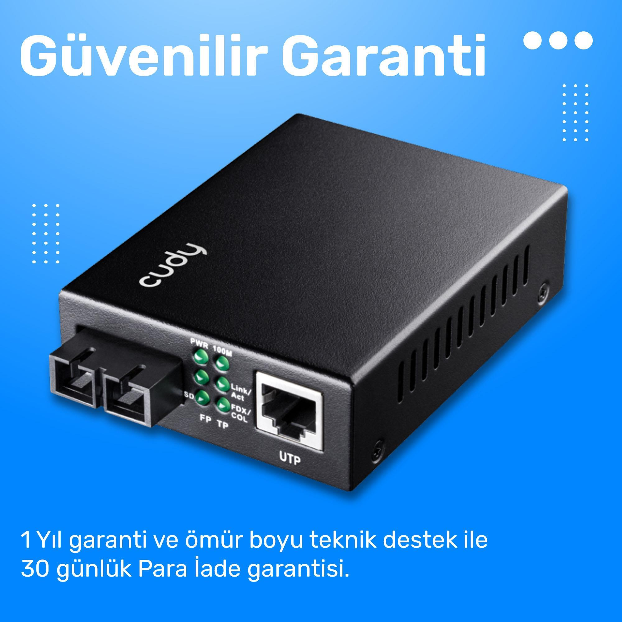 Mavi arka plan üzerinde portları ve ışıkları olan siyah ağ dönüştürücü.