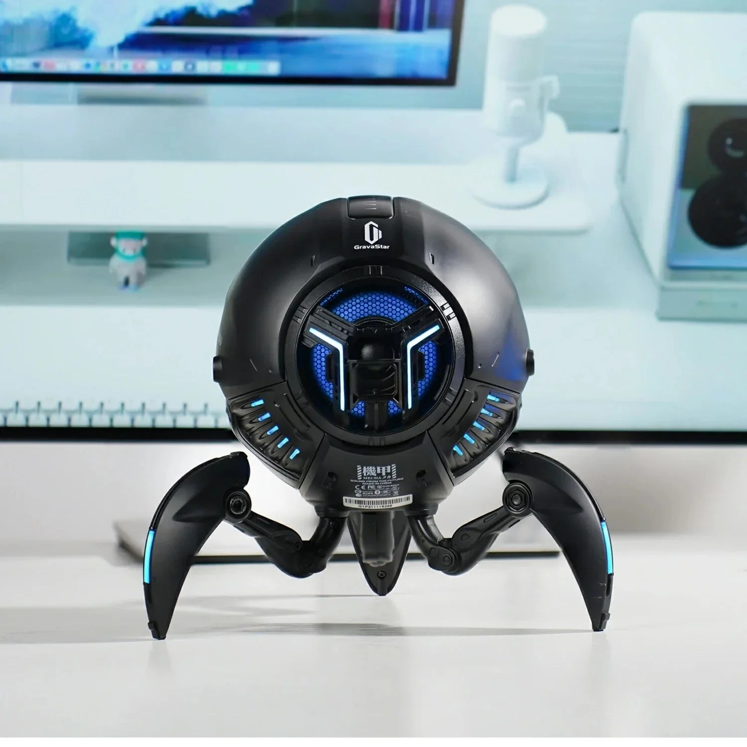 Czarny, przypominający owada głośnik z niebieskimi światłami i czterema nogami.