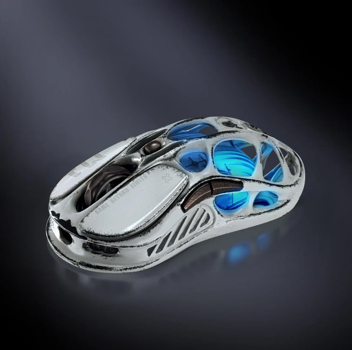 Futurystyczna biała mysz gamingowa z niebieskim, świecącym wnętrzem i otwartą kratownicą.