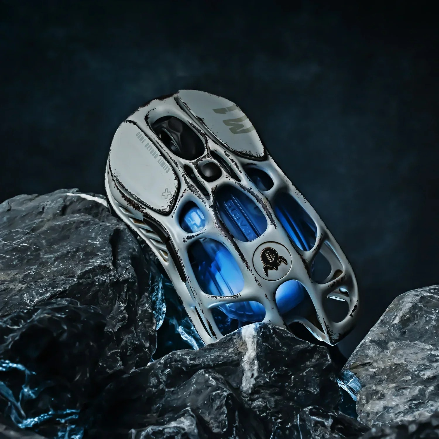 Futurystyczna biała mysz z niebieskimi akcentami spoczywa na ciemnych skałach.