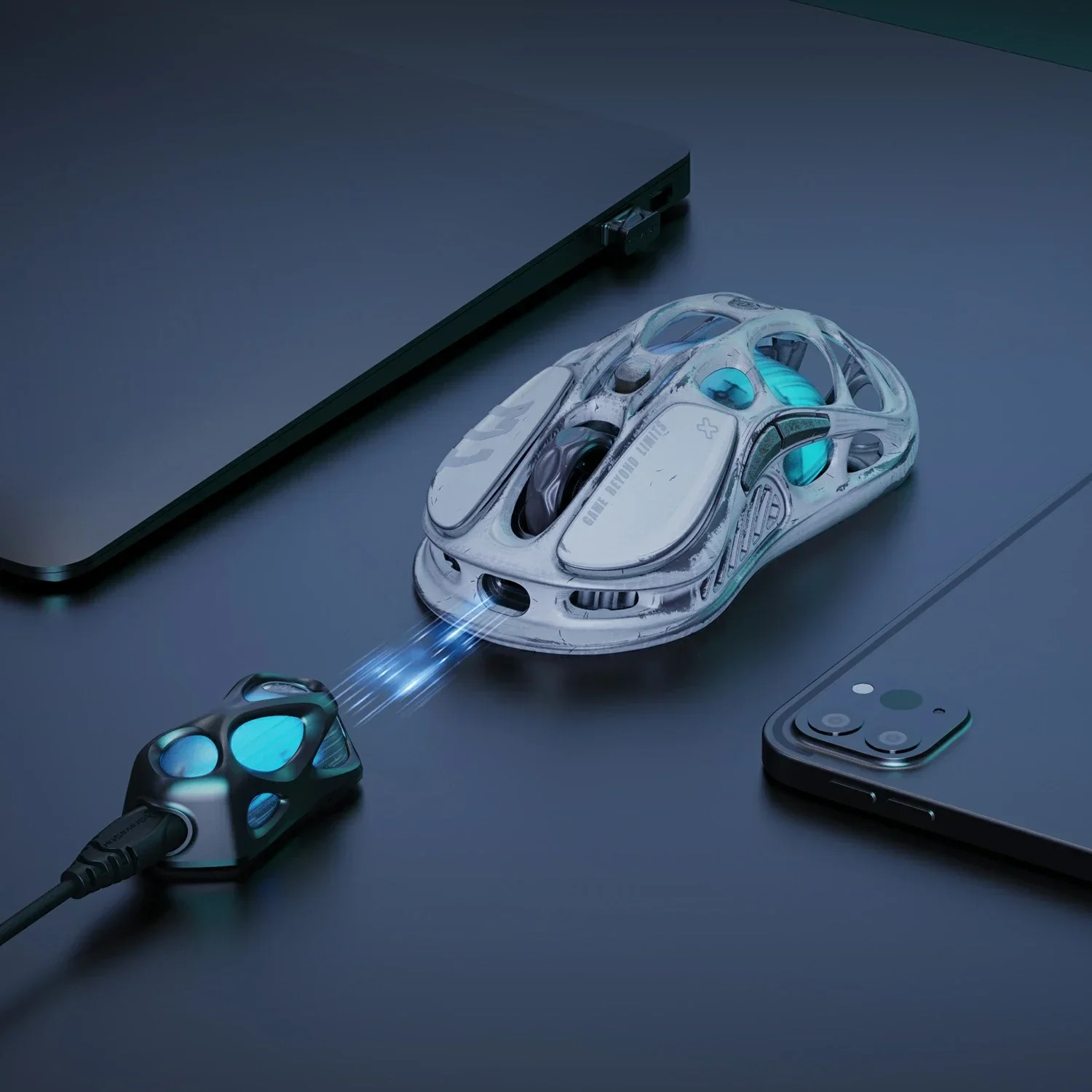 Futurystyczna biała mysz gamingowa jest bezprzewodowo podłączona do stacji ładującej, obok laptop i telefon.