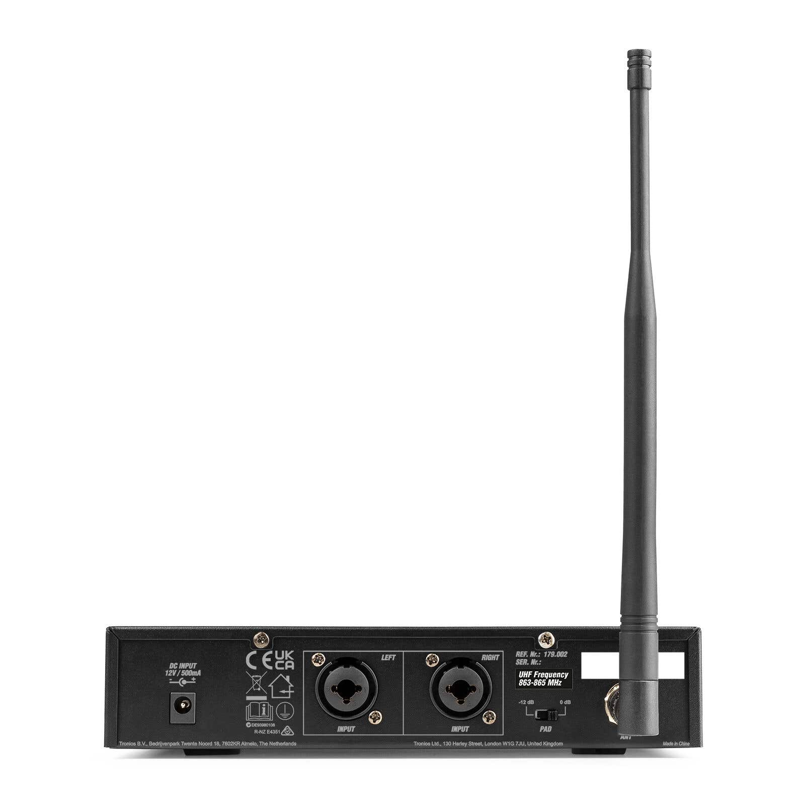 Un dispositivo inalámbrico negro con antena, entrada CC y conectores XLR.