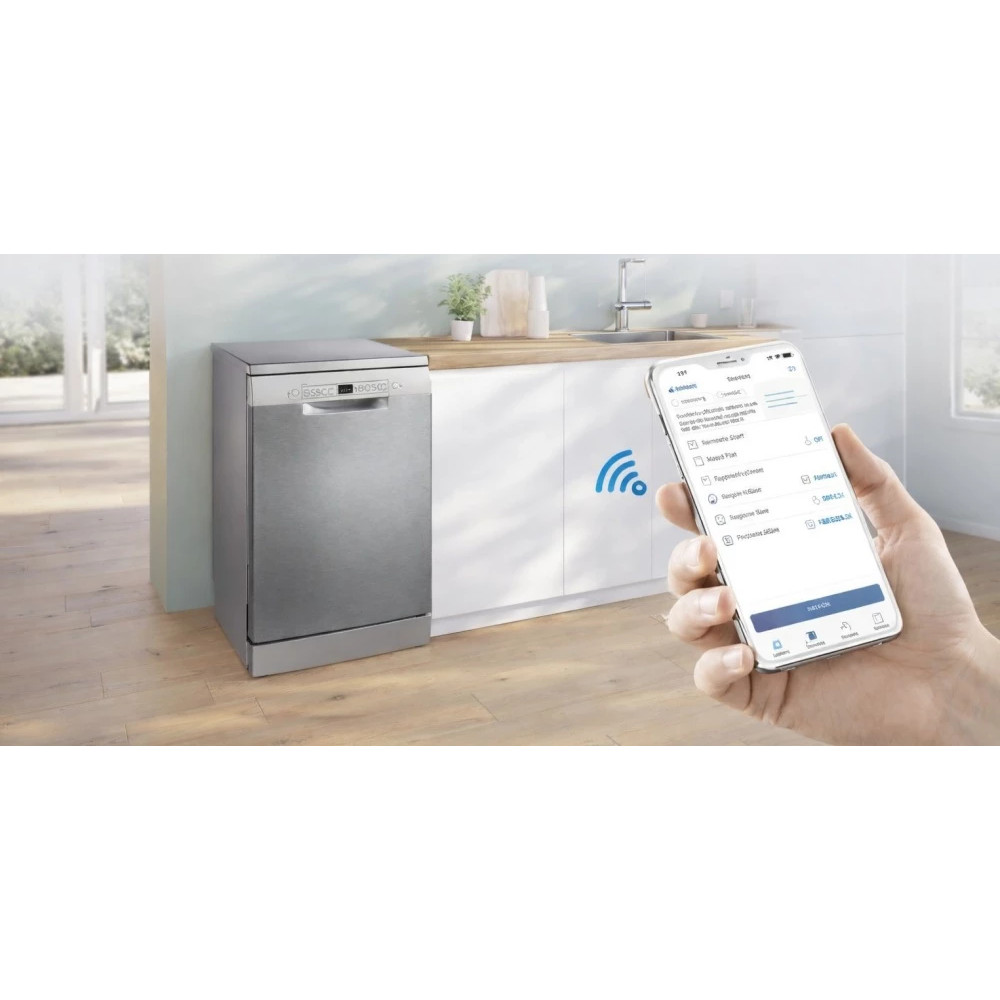 Srebrna zmywarka obok blatu kuchennego. Ręka trzyma smartfon z aplikacją.