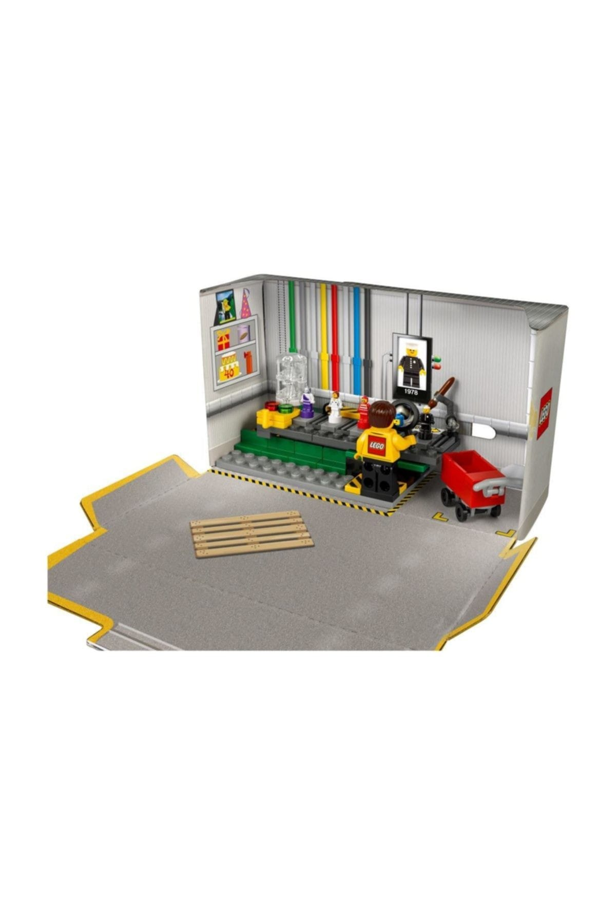 Officina Lego con figure, macchine e carrello rosso.