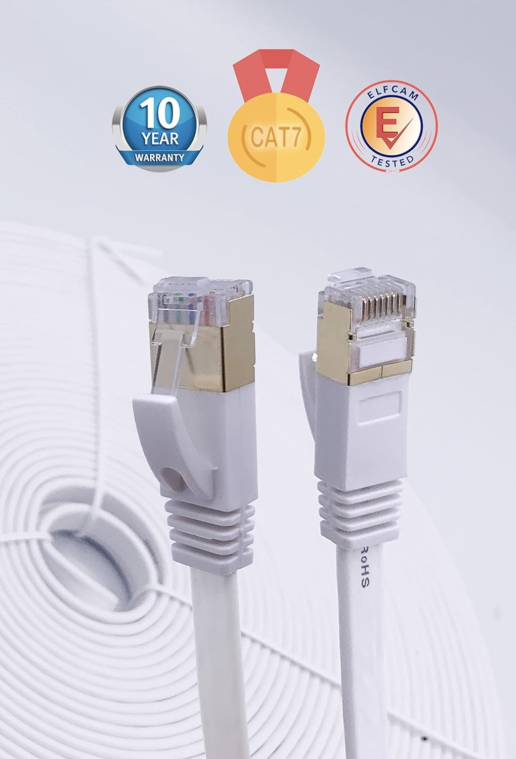 Due cavi di rete bianchi con connettori dorati e certificazioni.