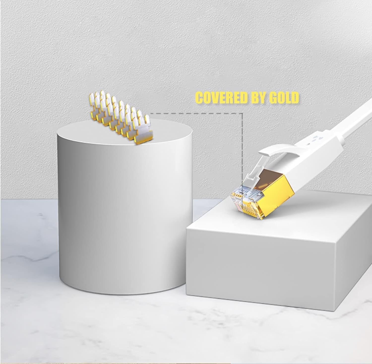 Un connettore RJ45 con pin placcati in oro su un cubo bianco.