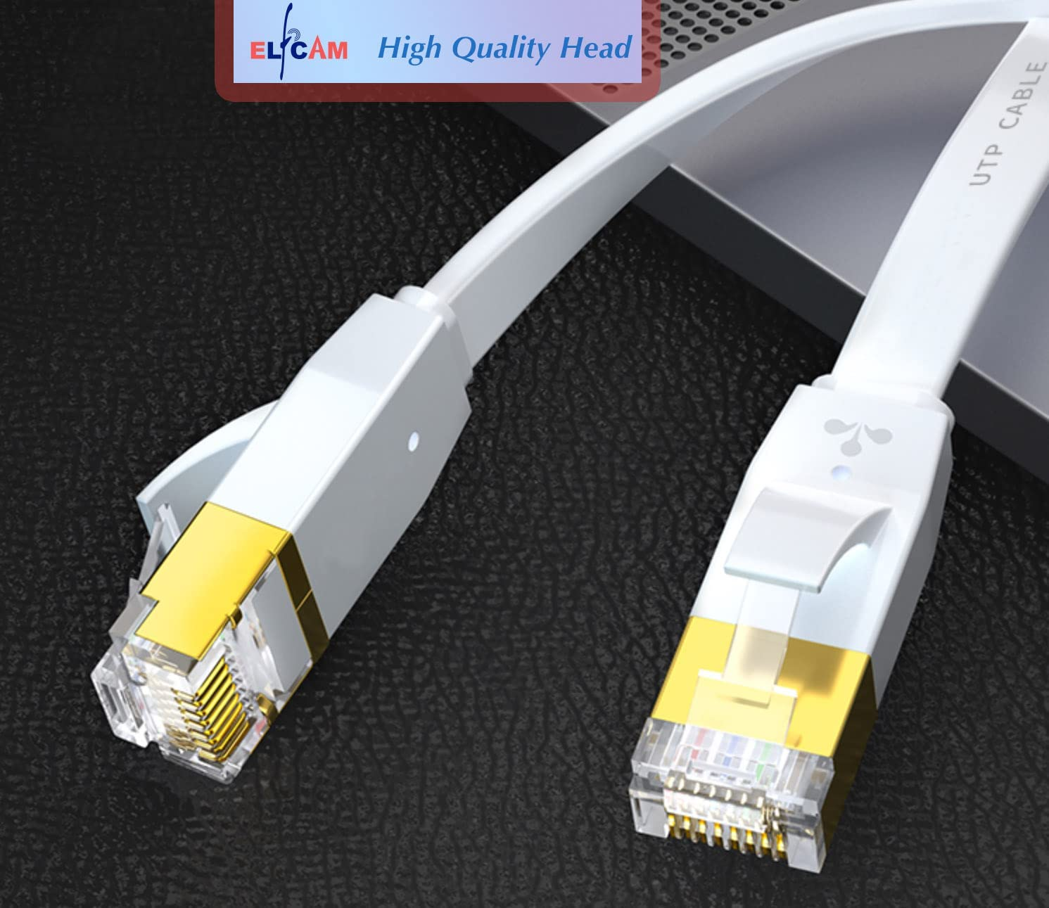 Un cavo Ethernet bianco con connettori dorati su una superficie scura.