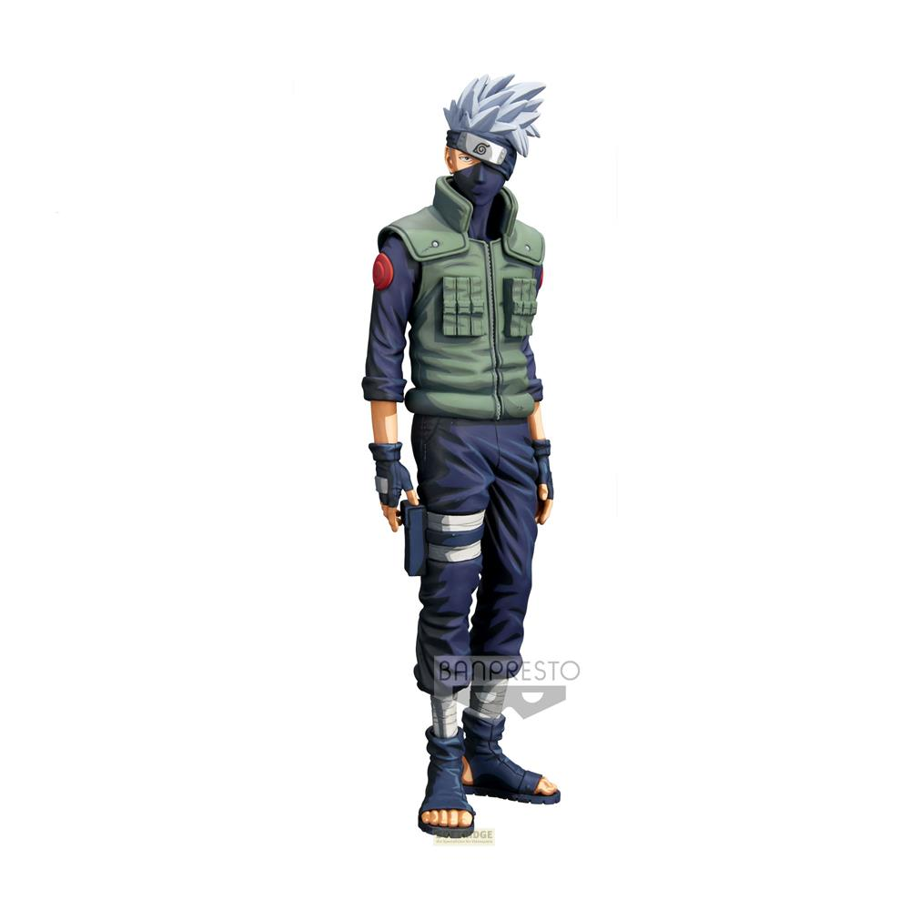 Eine Figur von Kakashi mit grauem Haar, Maske, Weste und blauen Hosen.