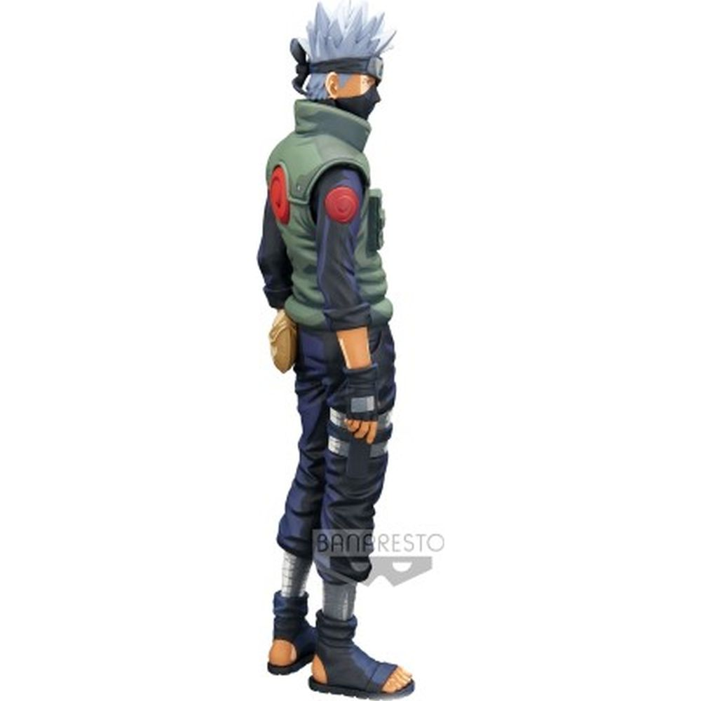 Eine Figur von Kakashi Hatake in voller Länge, stehend, mit grauem Haar und Maske.