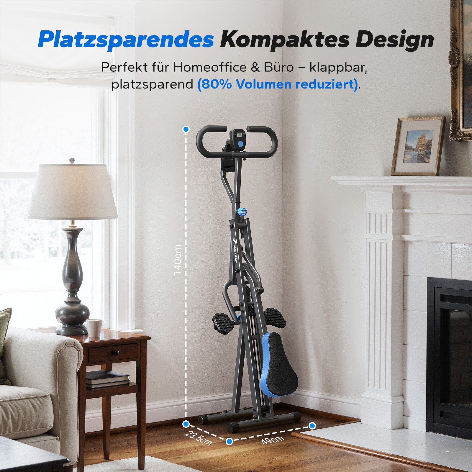 Ein schwarzer Heimtrainer mit blauem Sitz steht in einem Wohnzimmer neben einem Kamin.