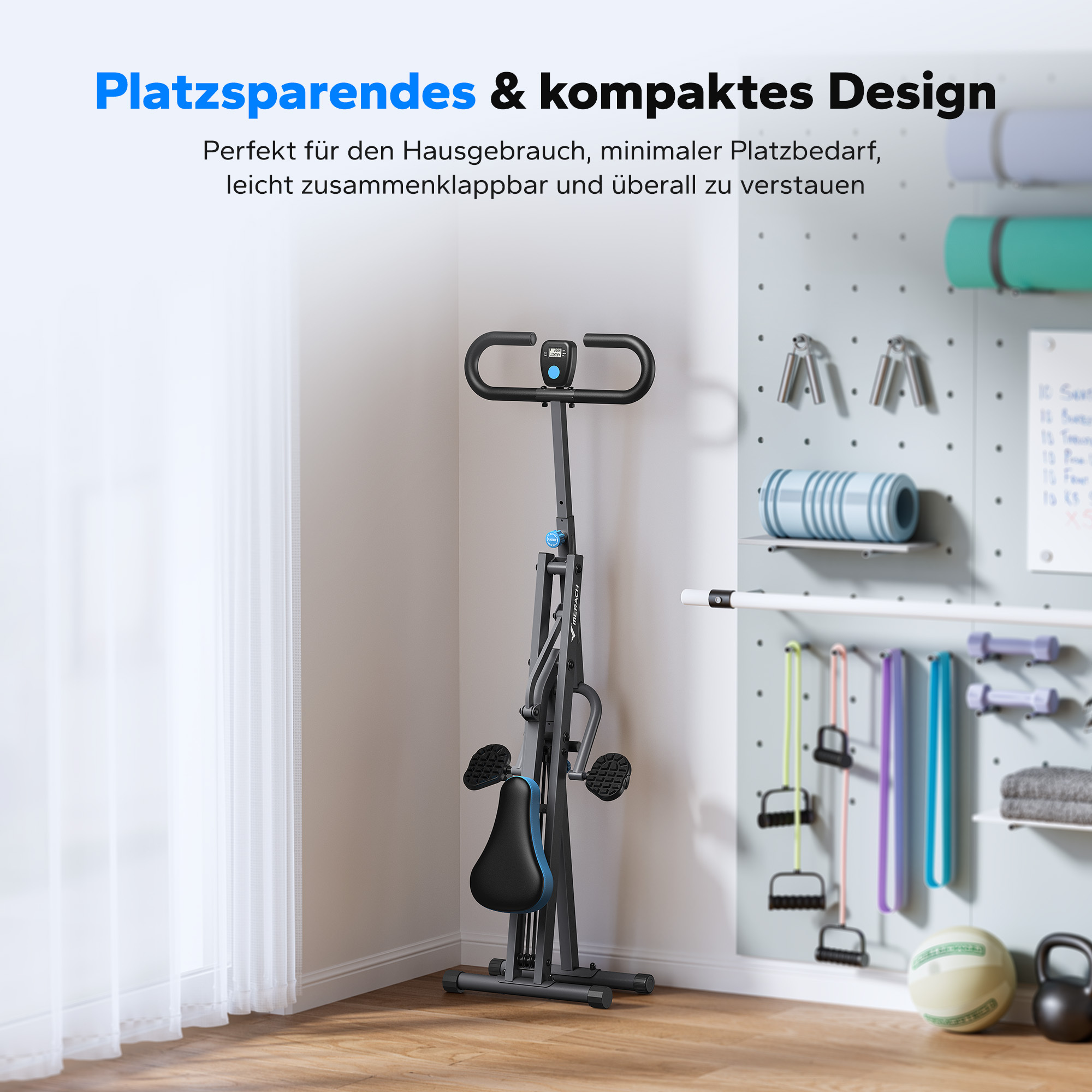 Ein zusammenklappbarer Heimtrainer steht in einem Raum mit Trainingsgeräten.