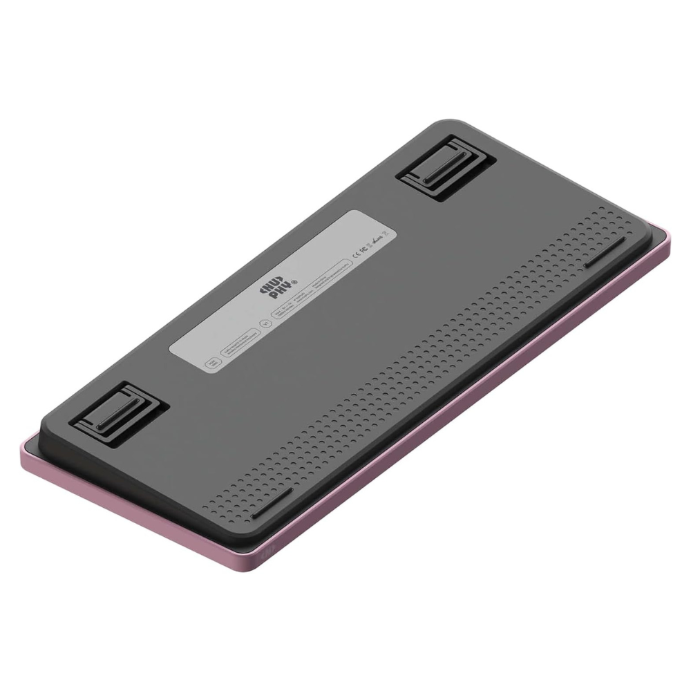 Spód różowej klawiatury mechanicznej z czarnym blatem i gumowymi nóżkami.