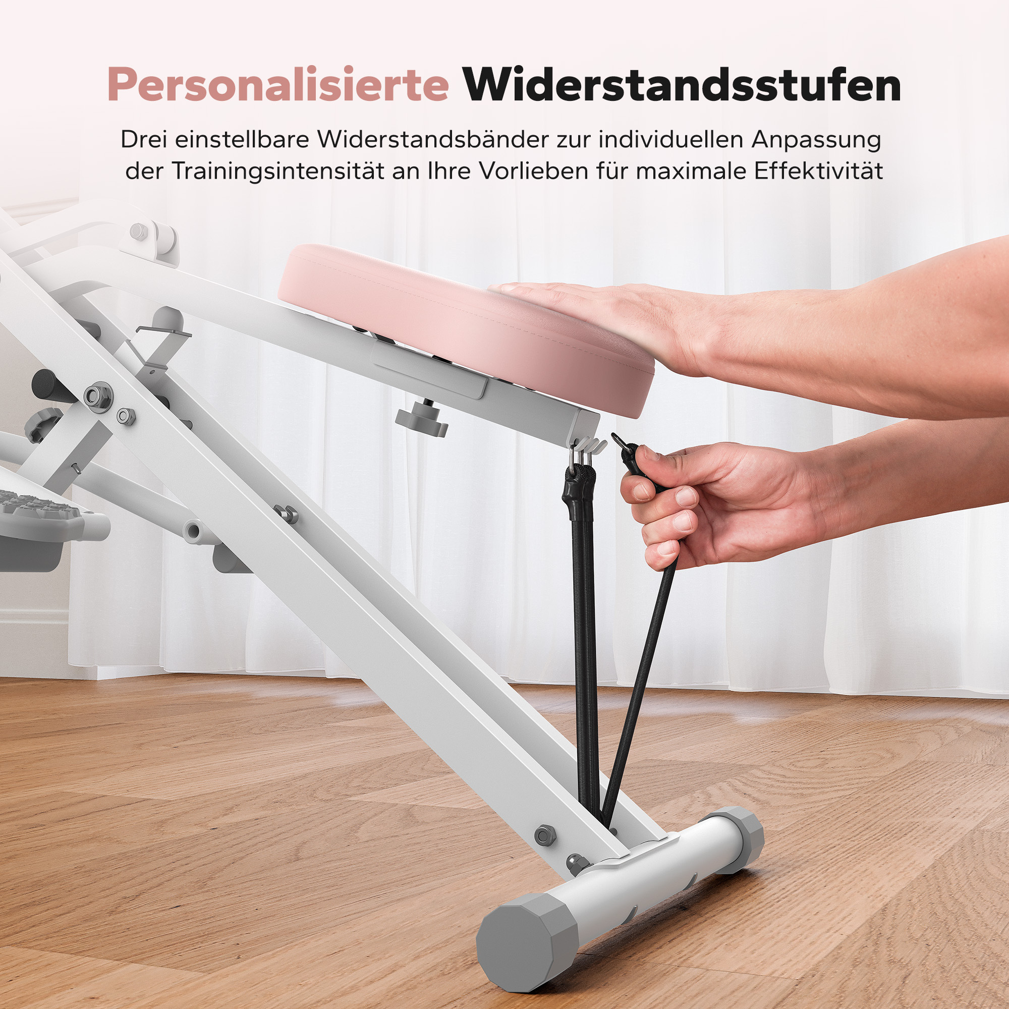 Person mit Hand stellt Widerstandsband an Fitnessgerät ein.