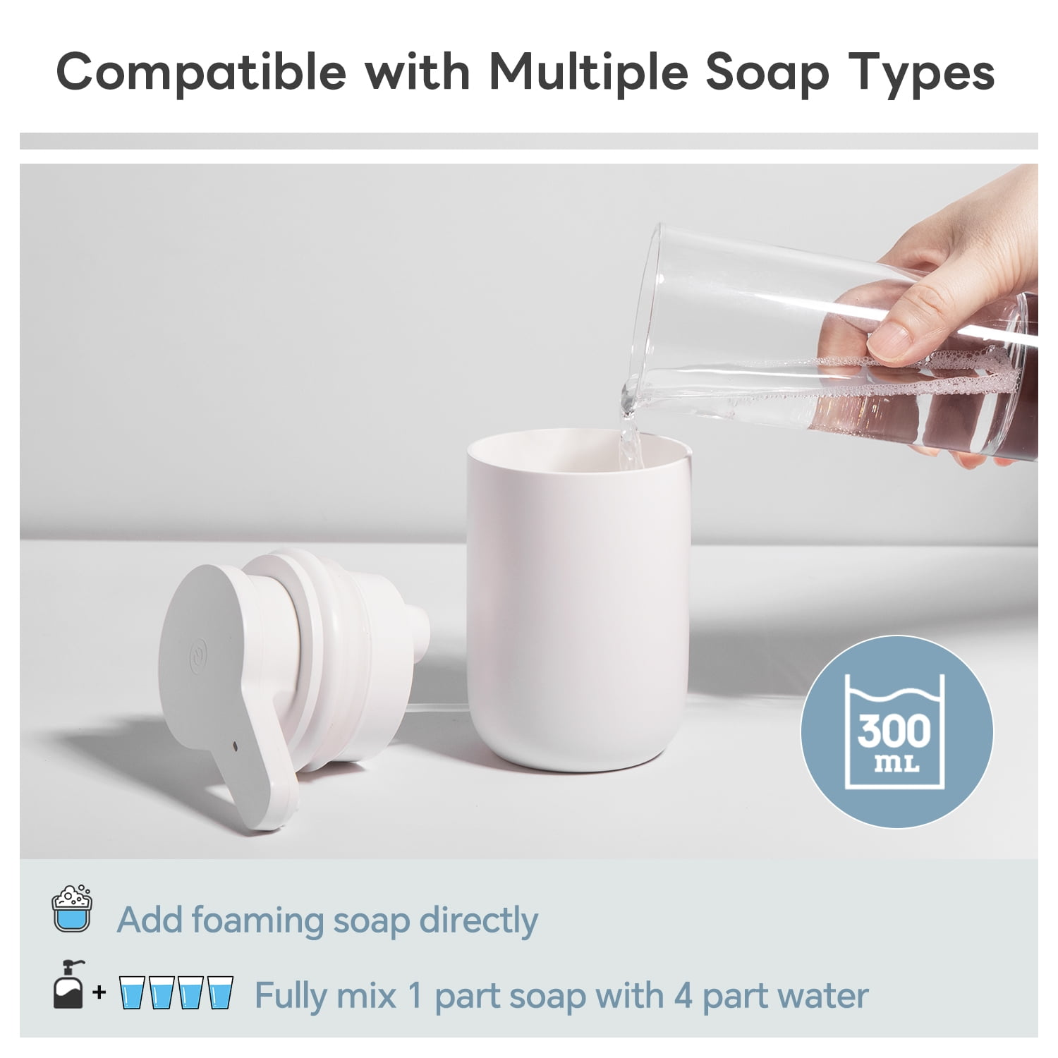 Wasser wird in einen weißen Behälter gegossen. Pumpe daneben. 300 ml Kapazität.