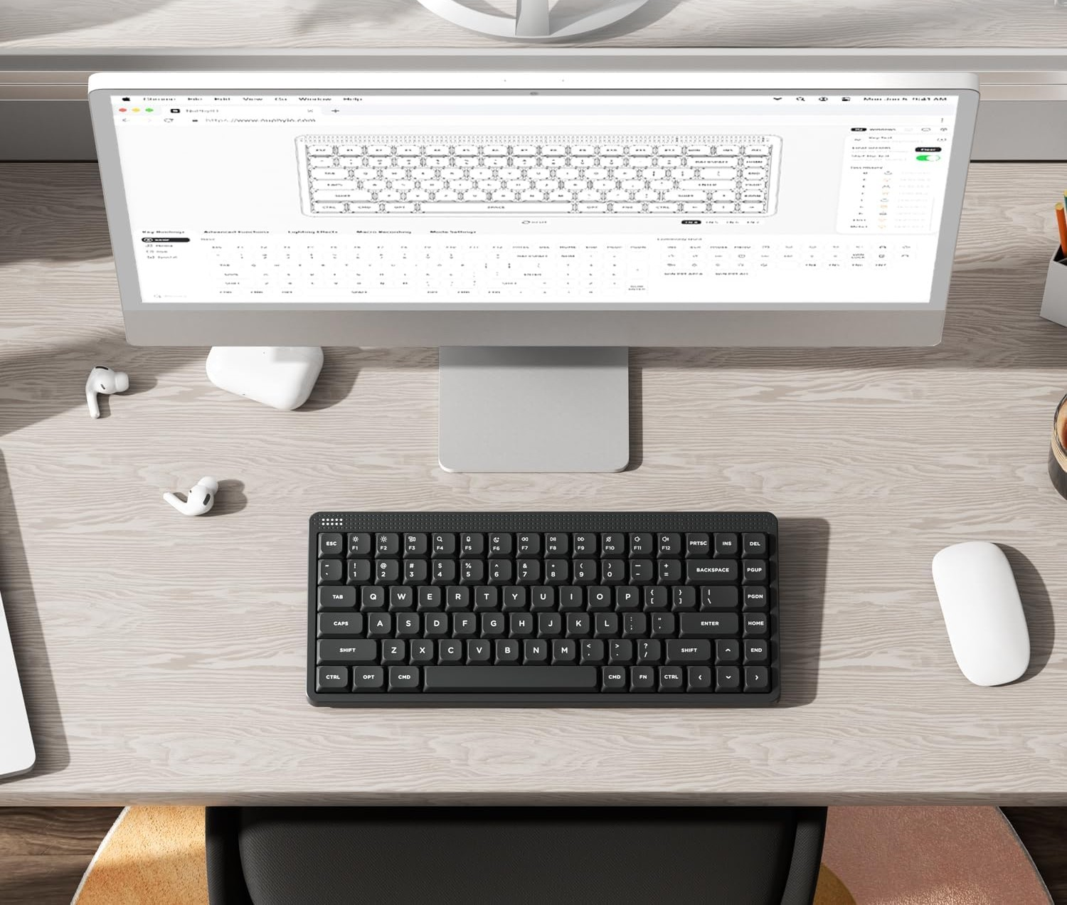 Widok z góry biurka z komputerem, klawiaturą, myszą i słuchawkami.